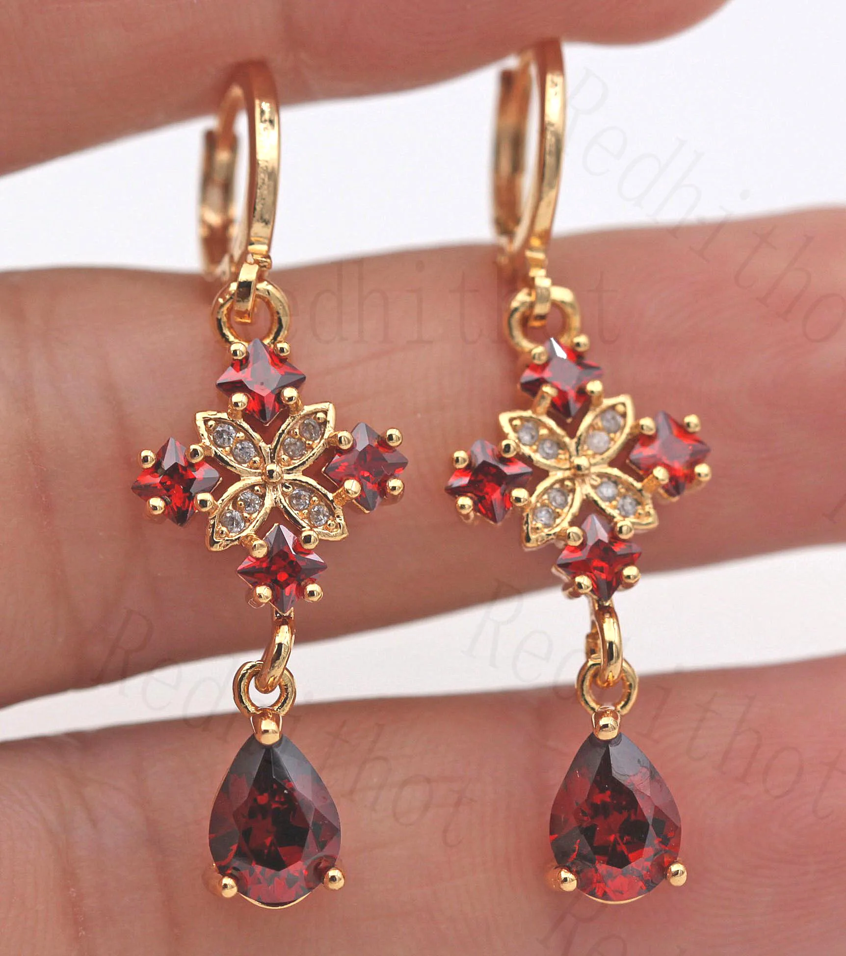 Серьги-подвески женские золотого цвета в форме цветка виде капли циркониевое