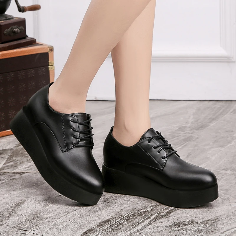 Брендовая женская повседневная обувь на танкетке платформе со шнуровкой высоком