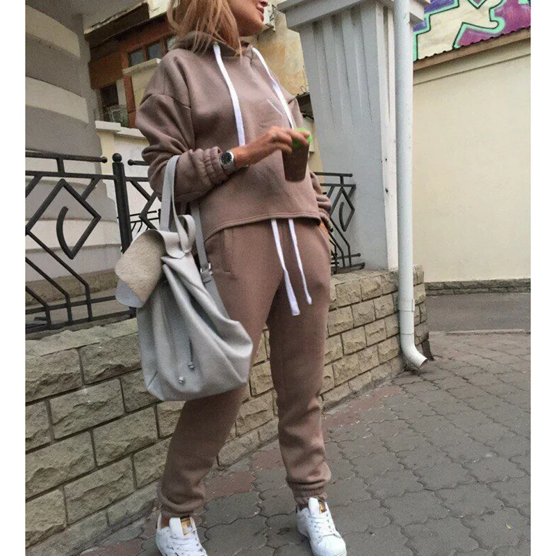Женский спортивный костюм комплект из двух предметов топ и штаны с капюшоном