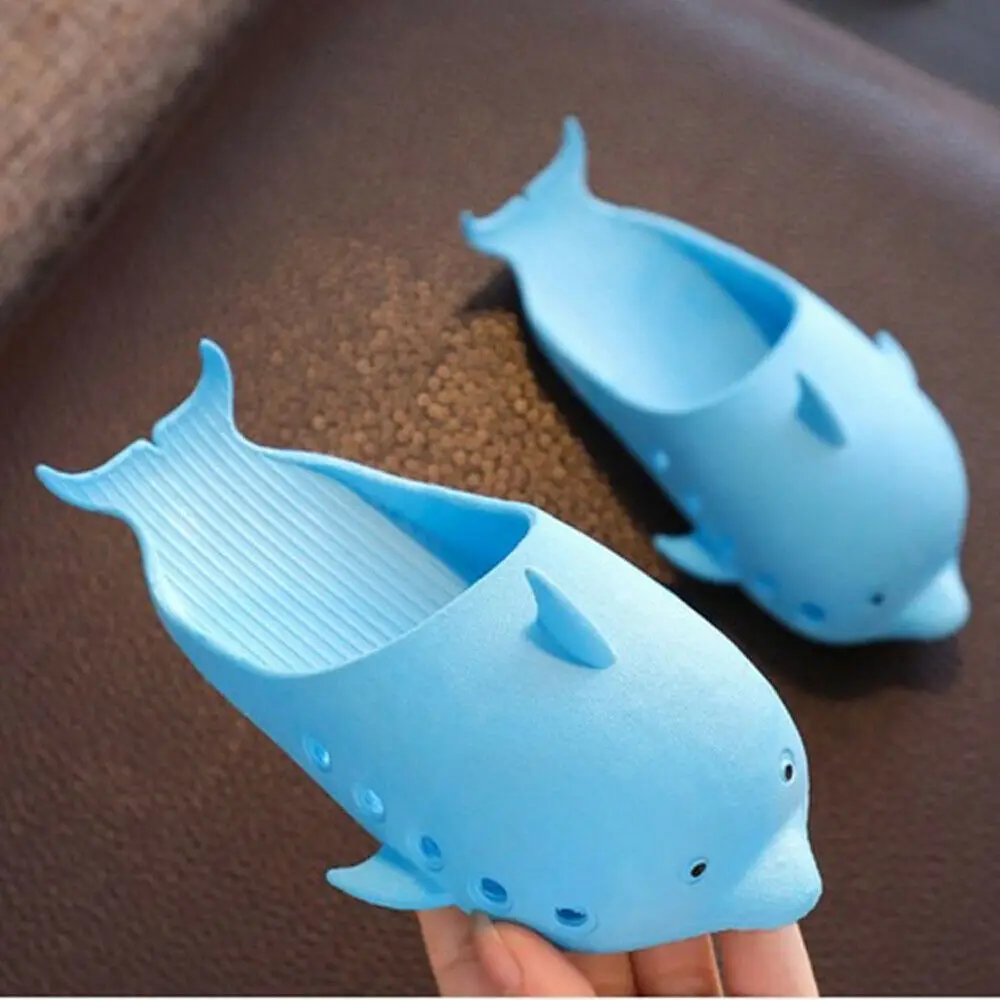 Небесно-голубой Г. модные милые тапочки с 3D дельфином детская пляжная Летняя обувь унисекс сандалии пластиковые резиновые шлепанцы с рыбками для детей, размер 26-30 - Цвет: Небесно-голубой