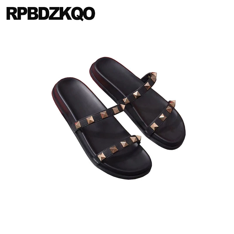 Rock Stud туфли женский пол сандалии заклепка лето широкая посадка плоские дизайнер мода черный шлепанцы женщины надевать Бургундия тапочки ремень квартира Лето