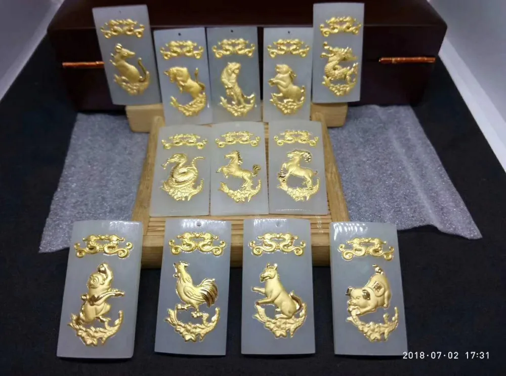 Подвеска в виде знака зодиака инкрустированная нефритом И 24-каратным золотом для