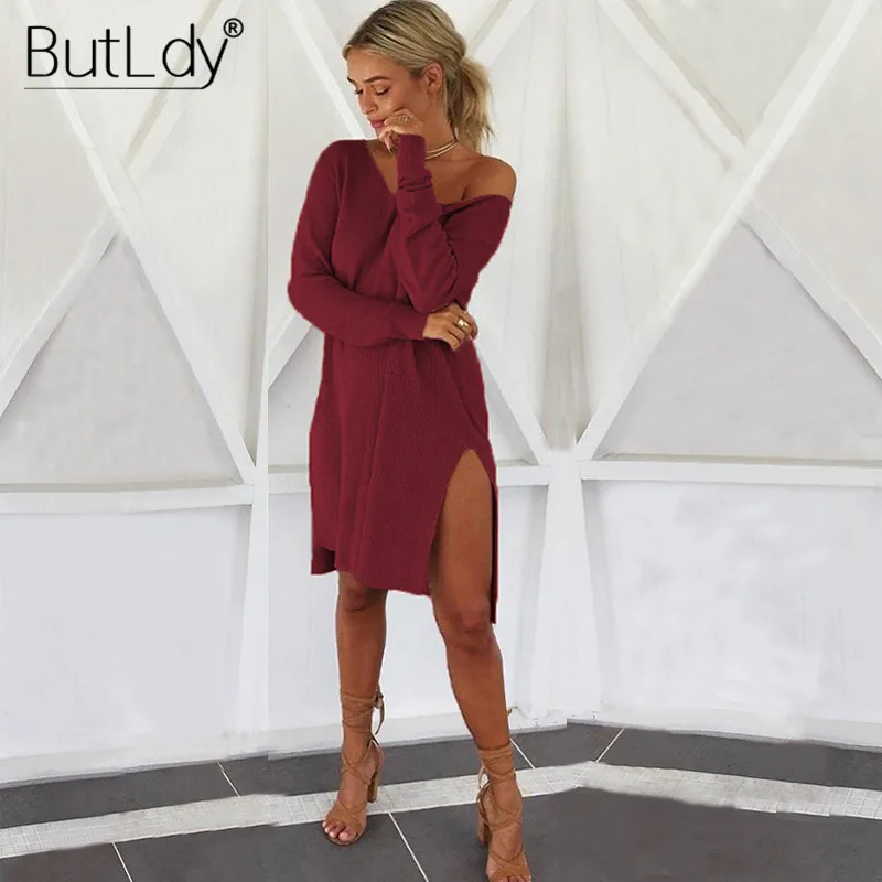 Женское трикотажное платье-свитер с открытыми плечами и разрезом хлопковое