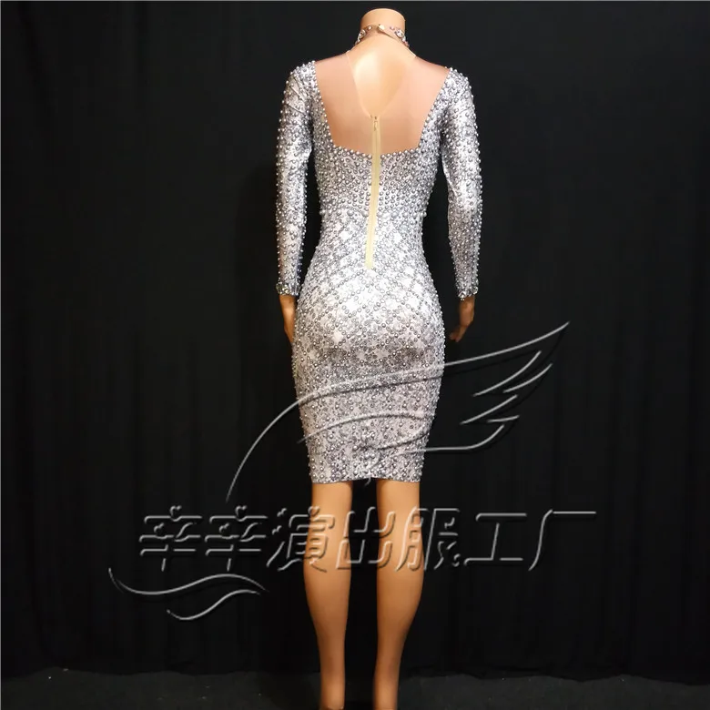 Новое блестящее серое платье с жемчужинами и стразами модное обтягивающее