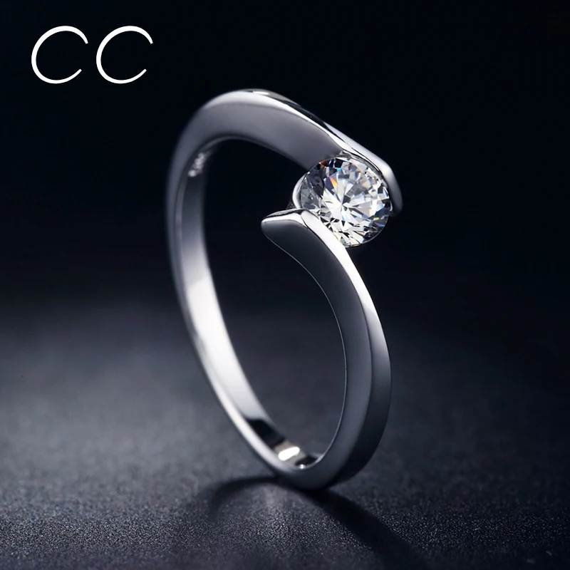 Кольцо обручальное с белым прозрачным цирконием простое дизайнерское женское