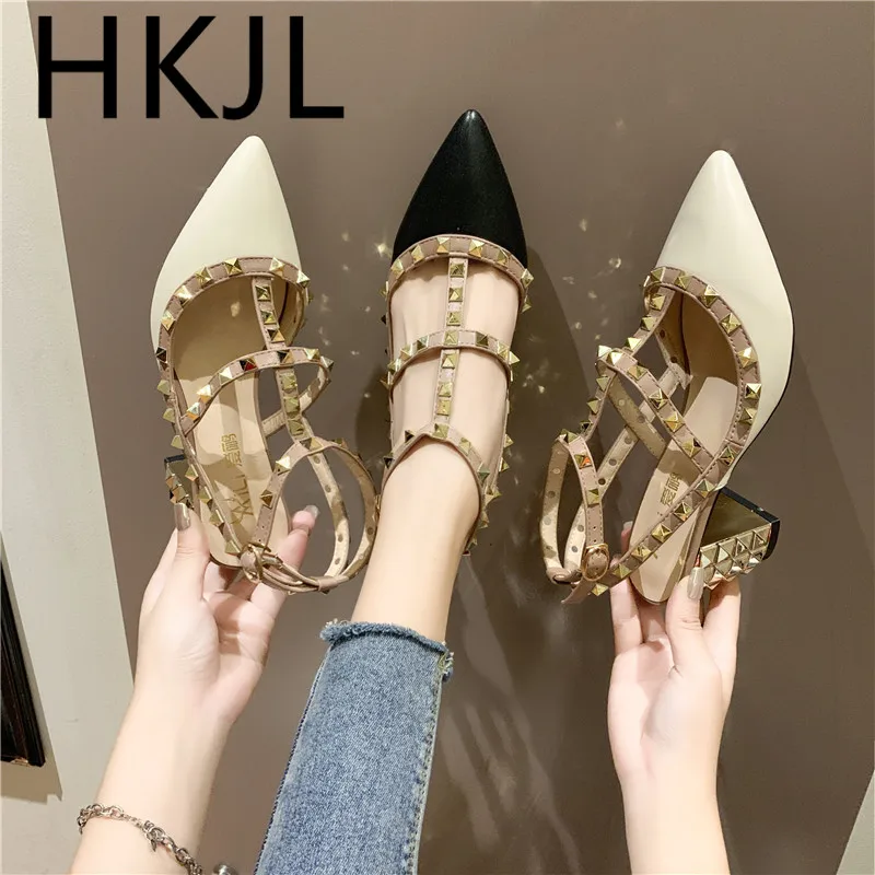 HKJL/корейская модная обувь с заостренным носком и заклепками; Новинка года; Весенняя женская обувь на шпильке с пряжкой сзади; A892