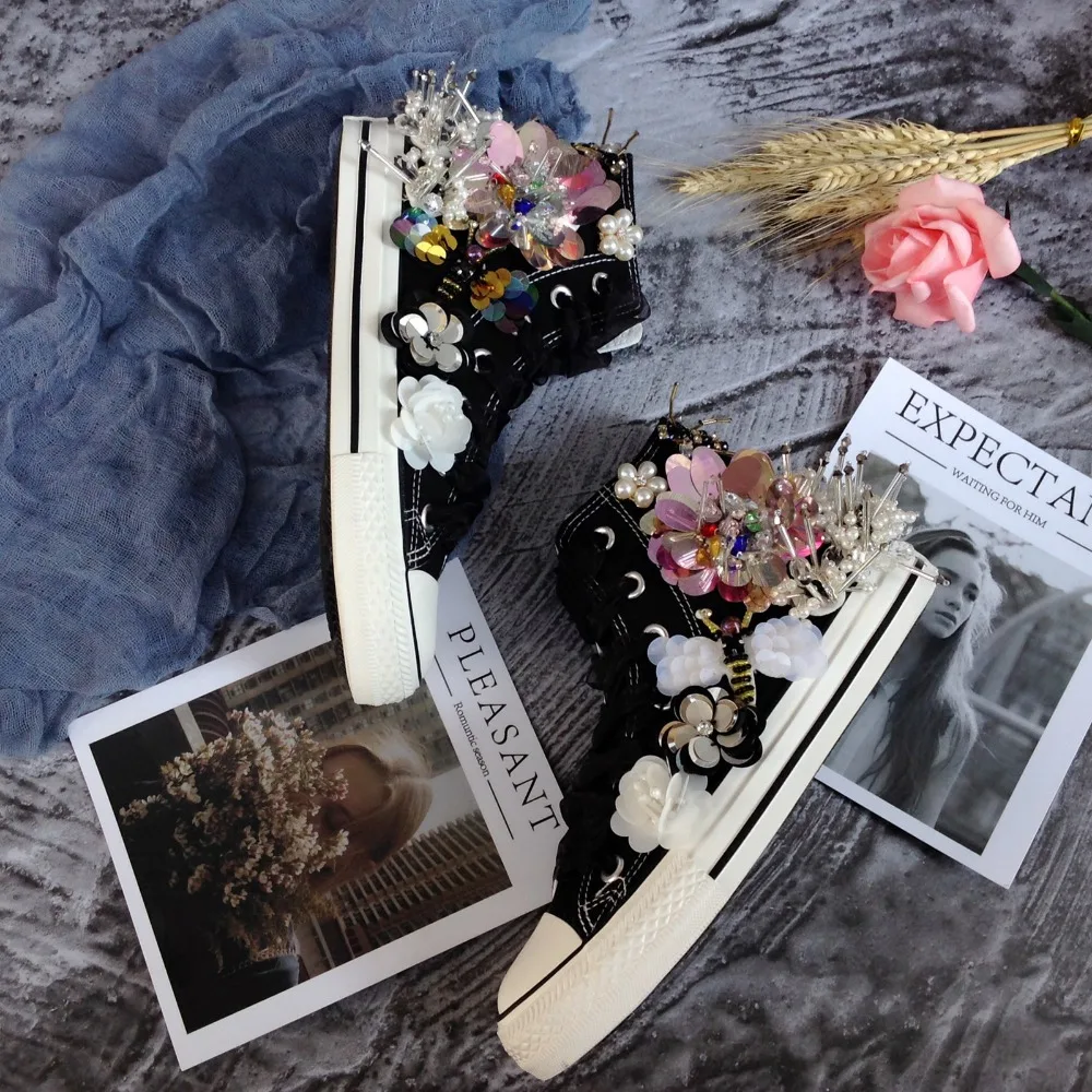 

New designer original hand-stitched three-dimensional flower high-top canvas shoes wild trend women's flat shoes.