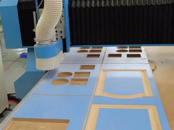 4 осевой фрезерный станок с ЧПУ для резьбы по дереву вращением круглой