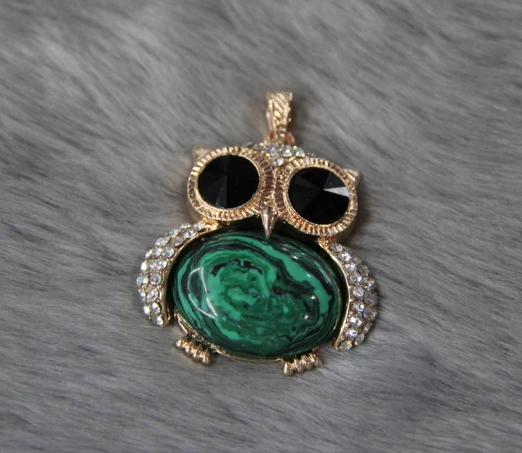 

Эффектные ожерелья-подвески в виде совы с блестящим камнем и зелеными авантюриновыми кристаллами, ювелирные изделия для женщин, аксессуары...