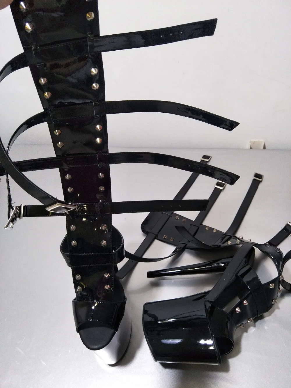 Привлекательные ботинки с заклепками на каблуке 8 дюймов Ботинки до колена