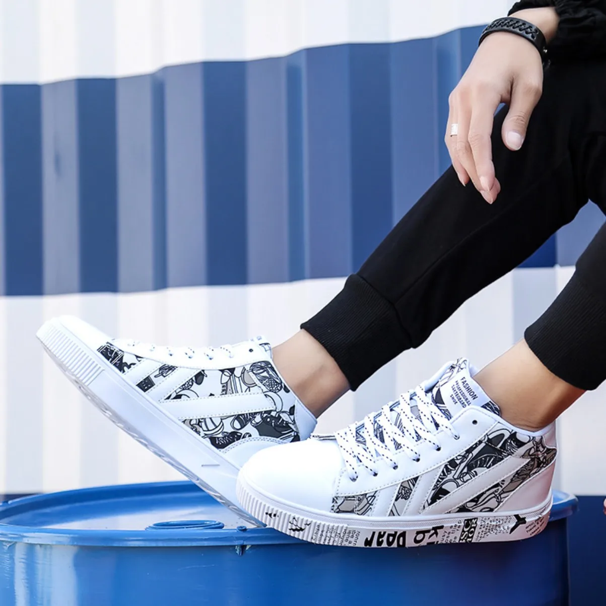 Мужские классические трендовые кроссовки в стиле ретро с надписями граффити