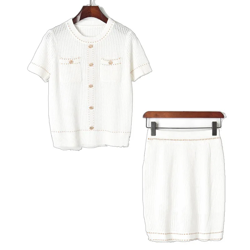 Женский комплект из двух предметов футболка с карманами и мини юбка на пуговицах