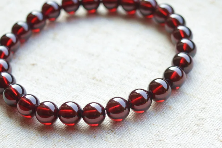 Женский браслет из бисера с натуральным винно-красным гранатом одной цепочкой