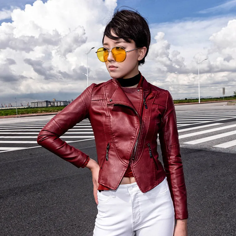 Женская короткая байкерская куртка из искусственной замши облегающая на молнии