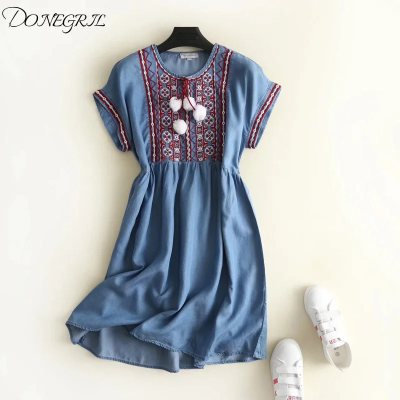 Летнее платье 2018 женское винтажное светло Синее джинсовое с помпоном на шнуровке