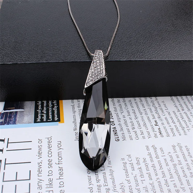 Модный зимний свитер, большой светильник, серое ожерелье с кулоном в виде капли воды, длинные золотые, черные вечерние ювелирные изделия для женщин