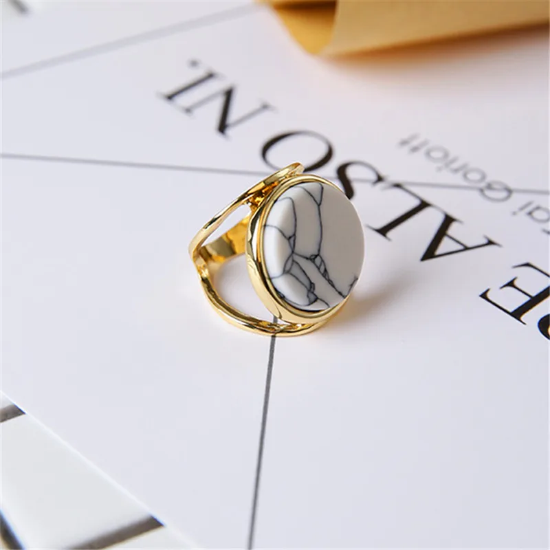 

2019 Elegant lady ring exaggerated personality trend Ms white stone ring ring Women's round ring party jewelry gift