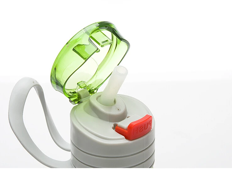 Новая простая пластиковая бутылка для воды лимонного сока студентов не содержит