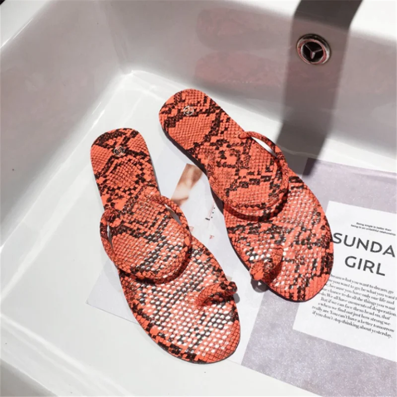 Пикантные модные шлепанцы со змеиным узором с открытым носком Летняя обувь на плоской подошве Женские