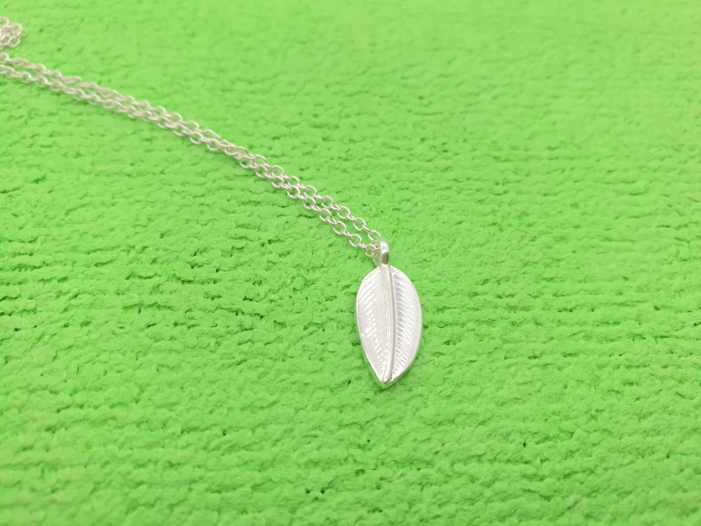 Ожерелье с маленькими листьями дерева простое ожерелье крыльями и перьями милое