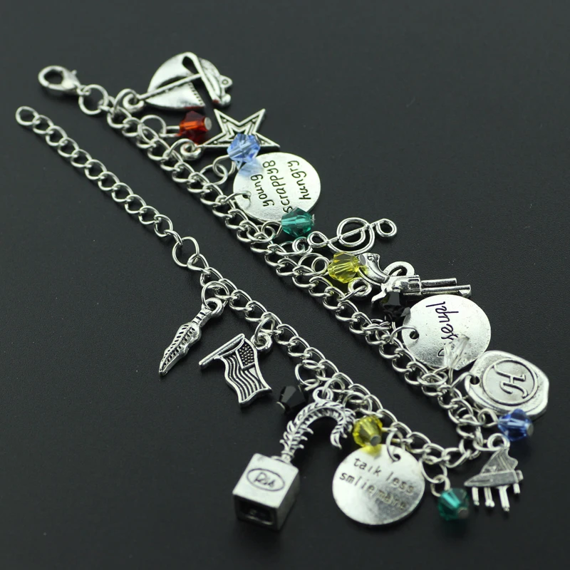 Браслет-талисман музыкальный со звездами пистолетом символами музыки листьями |