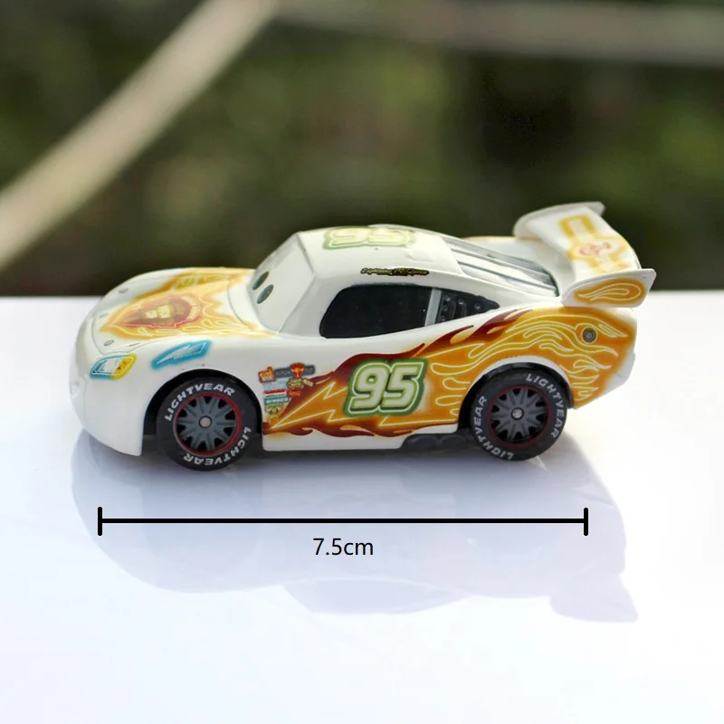 Disney машинок пиксара и с рисунками из мультфильма «Тачки 2 № 95 Белый Lightning Mcqueen с цветными рисунками Литье металла Игрушечная машина из сплава модель для детей 1:55