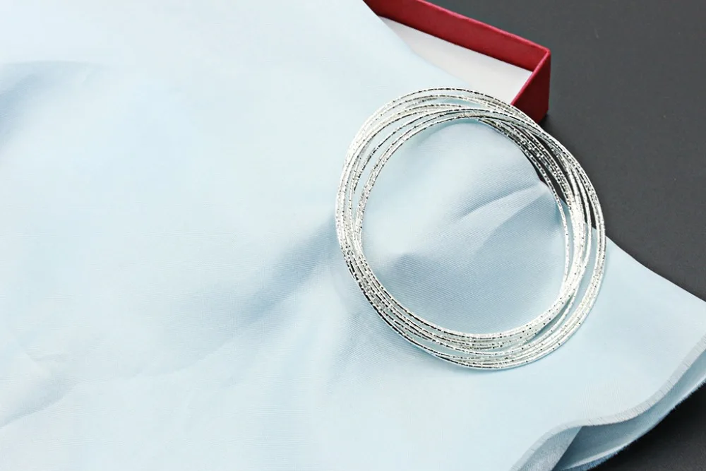 Много тонких посеребренных браслетов стильные металлические браслеты и для