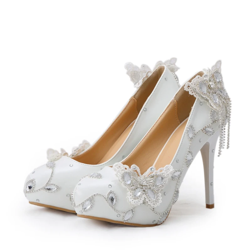 Переливающиеся свадебные туфли с бабочками к свадебному платью прозрачными