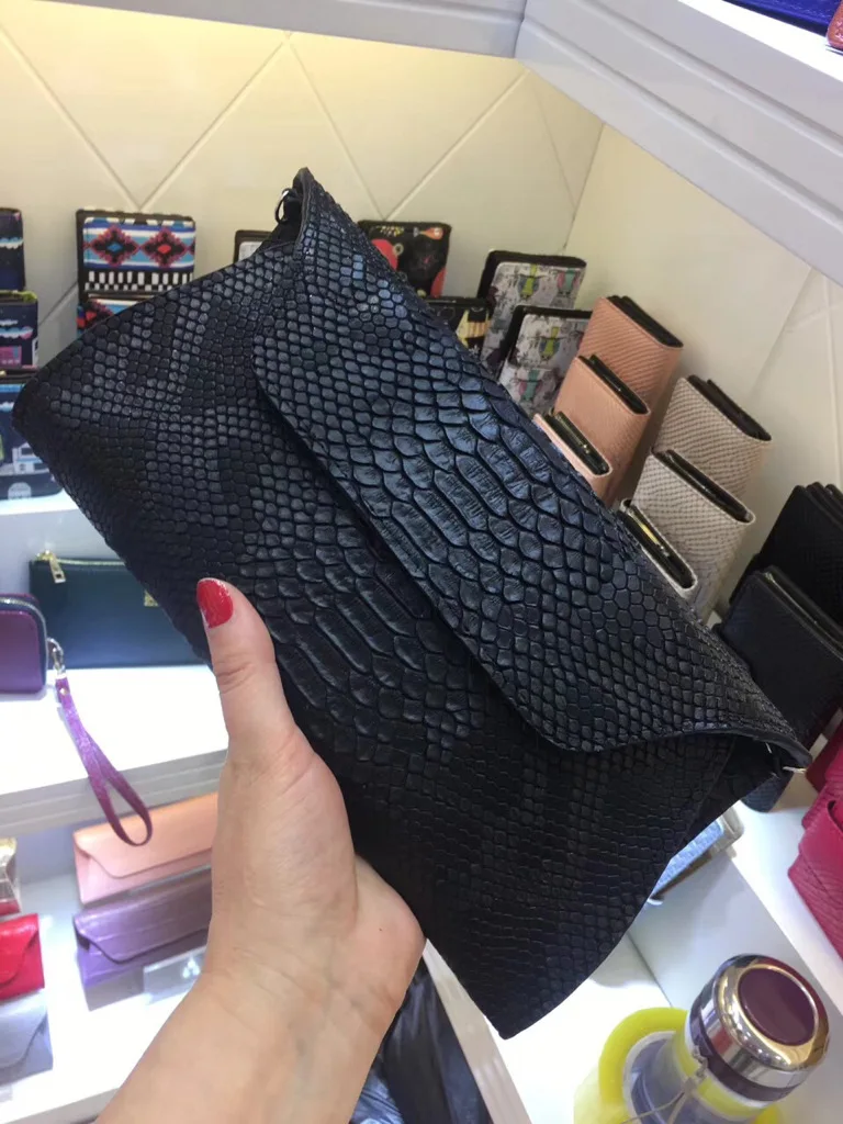 Женская сумка-клатч из натуральной кожи с текстурой под крокодила | Багаж и сумки