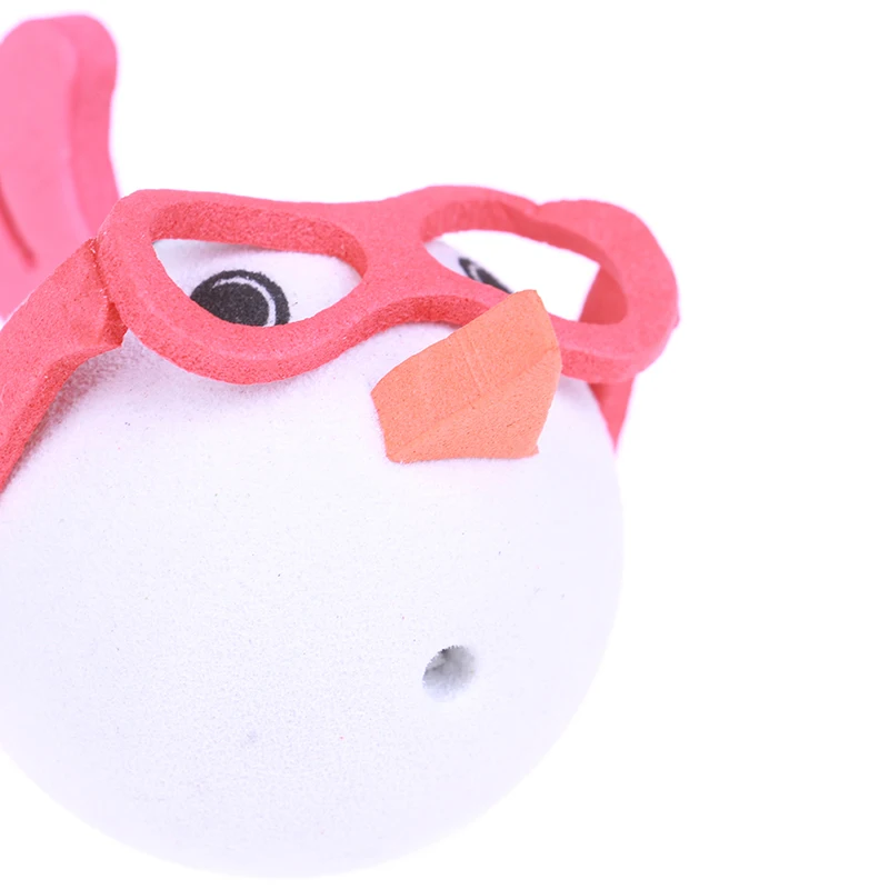 Белый с вышитым застенчивым кроликом в виде маленькой милой очаровательны