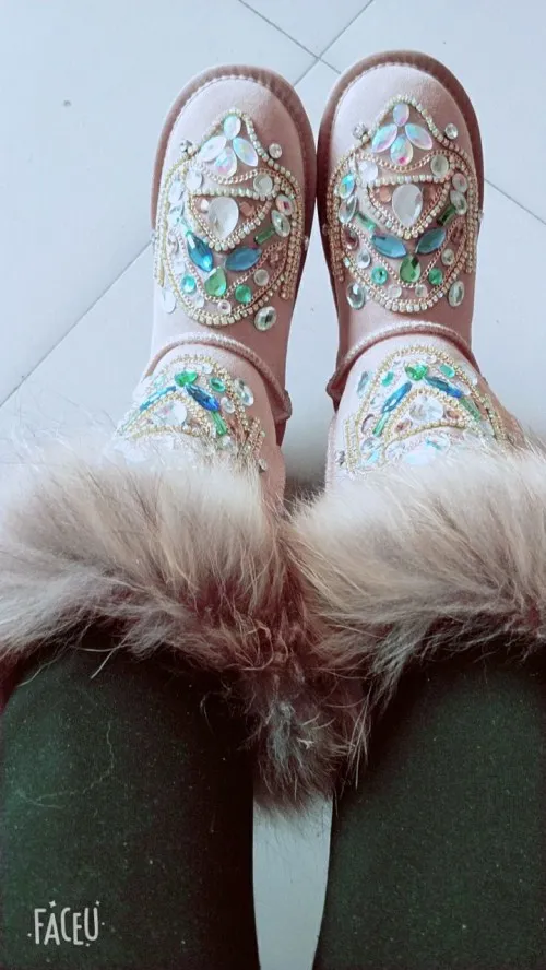 Женские сапоги из черной пудровой кожи с лисьим мехом; женские модные пикантные сапоги с металлическим украшением; зимняя обувь; ботинки на платформе
