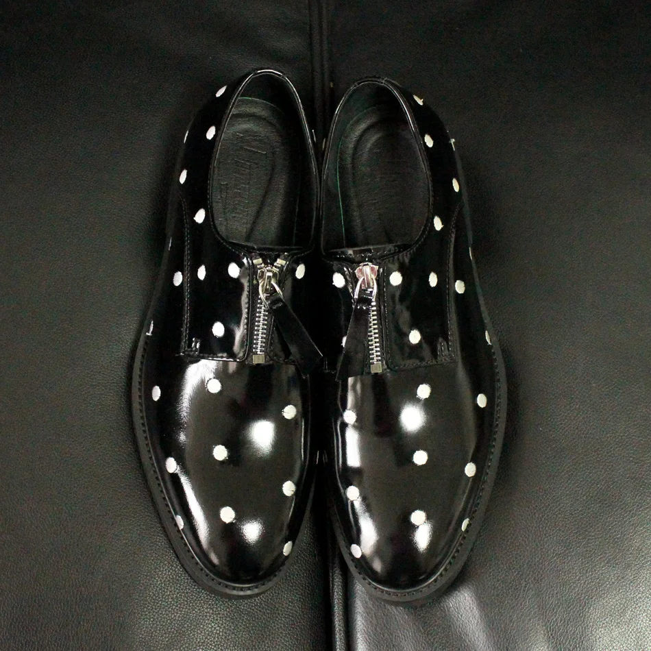Черные крутые лакированные кожаные оксфорды в горошек модные мужские