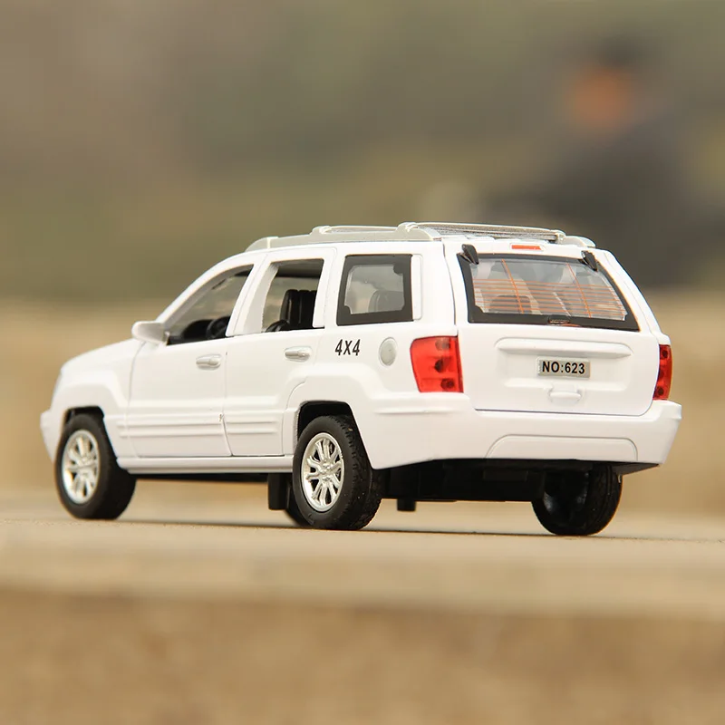 Литая металлическая модель автомобиля в масштабе 1:32 для Jeep Grand Cherokee