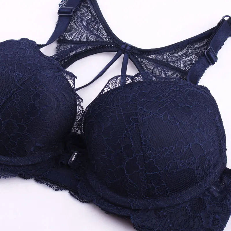 Комплект женского кружевного нижнего белья с вышивкой и глубоким V образным