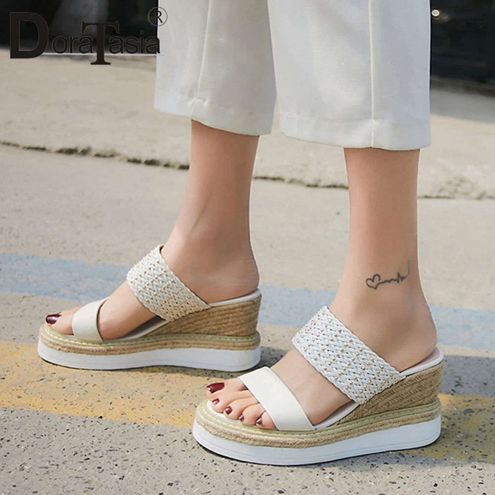 Фото Женские брендовые дизайнерские туфли DORATASIA из натуральной кожи на танкетке и