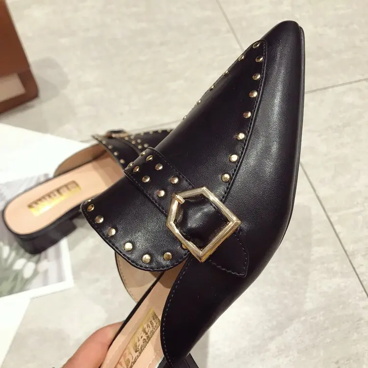 Женские шлепанцы с заостренным носком на низком каблуке заклепками | Обувь