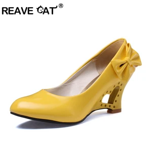 Женские туфли на шпильках REAVE CAT, туфли-лодочки на высоком каблуке со странным сердцем, офисные свадебные туфли с бантом, большие размеры 34-43, A568