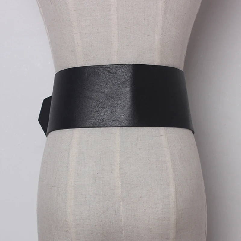 Женский широкий ремень из искусственной кожи украшенный металлической пряжкой в