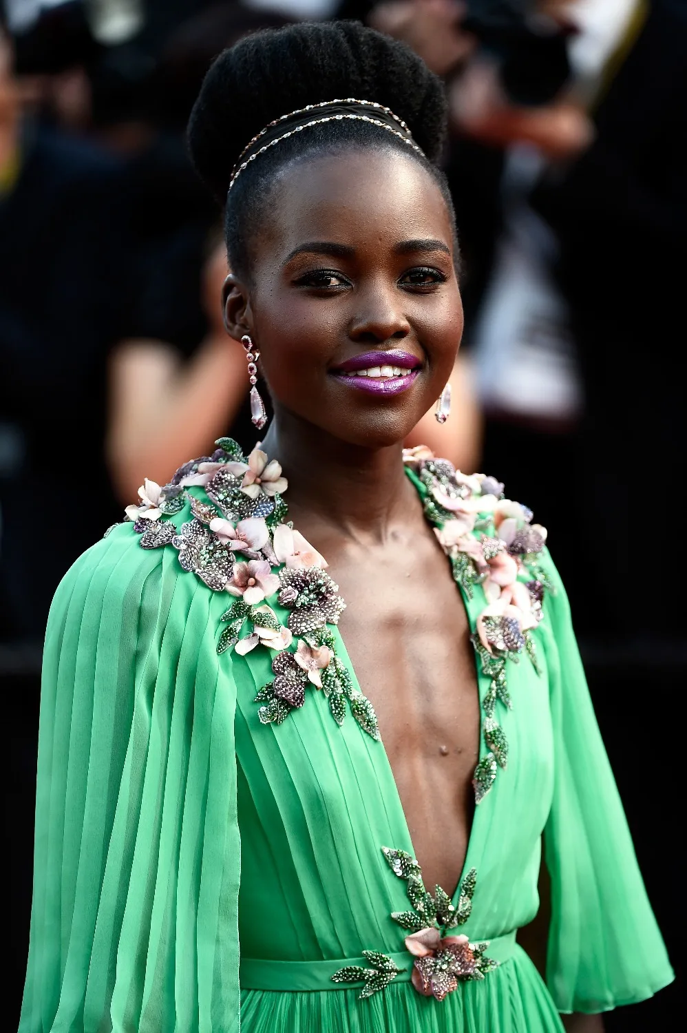 Lupita Nyong'o On Cannes Green V Neck Half Sleeve Elegant Formal Dress for Slae Beading Dazzling Party Mother of the Bride | Свадьбы и
