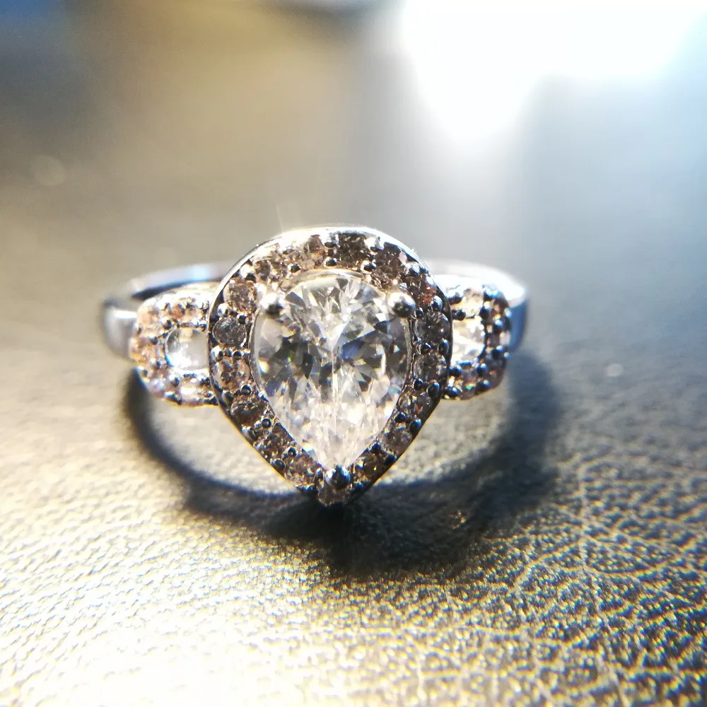 Кольцо женское из белого золота с фианитом 2 карата | Украшения и аксессуары