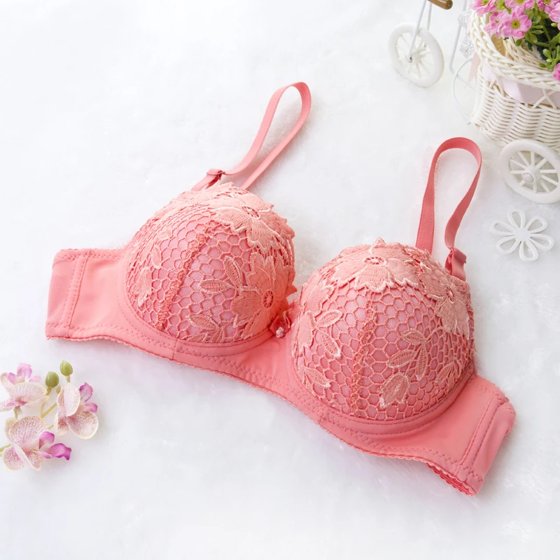 Соблазнительное кружевное нижнее белье с глубоким V образным вырезом