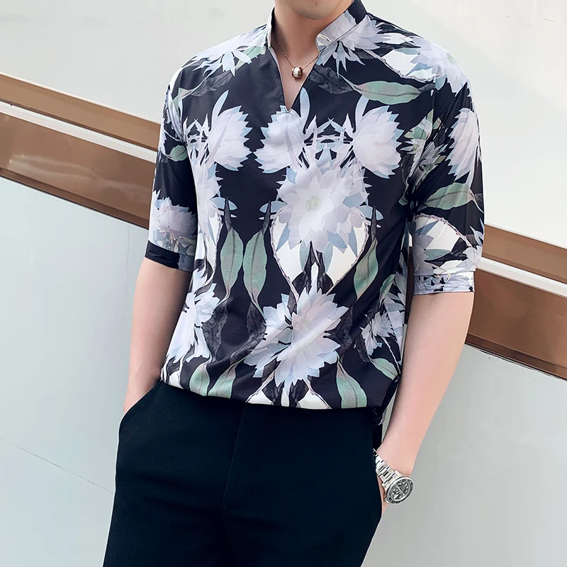Мужская свободная рубашка с коротким рукавом белая и цветочным принтом лотоса