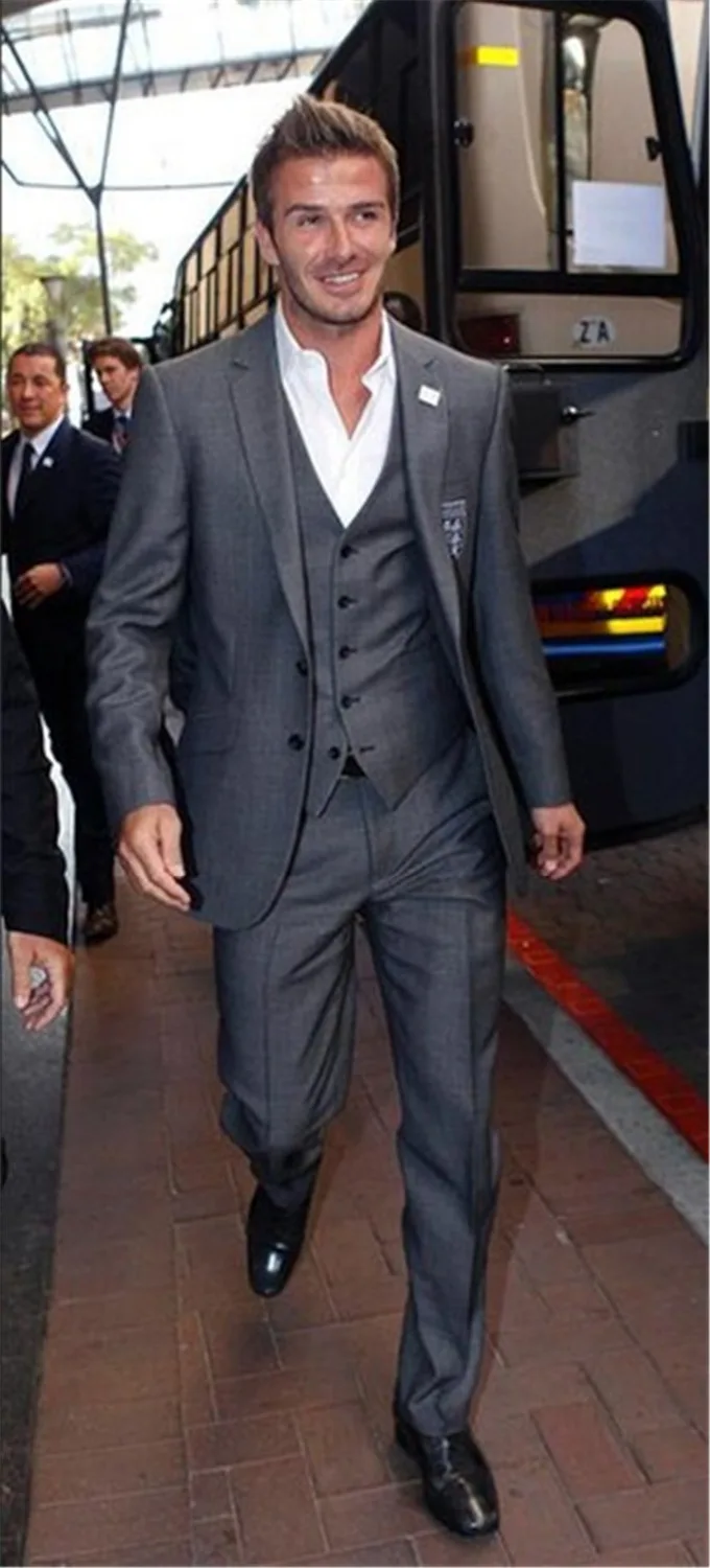 Серые костюмы жениха с отворотами хвостовое пальто три кармана смокинги на одной