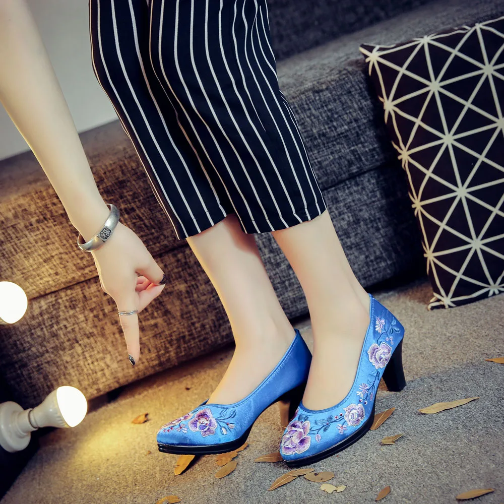 Женские туфли-лодочки; китайские атласные туфли с цветочной вышивкой на среднем каблуке; элегантные женские туфли с круглым носком в стиле ретро; zapatos mujer; женская обувь; Cheongsam
