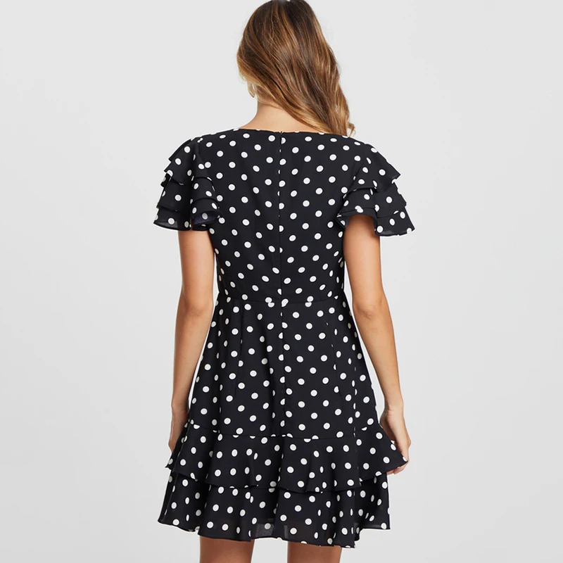 Летнее платье с волнистым принтом в горошек и рукавами-бабочками модное