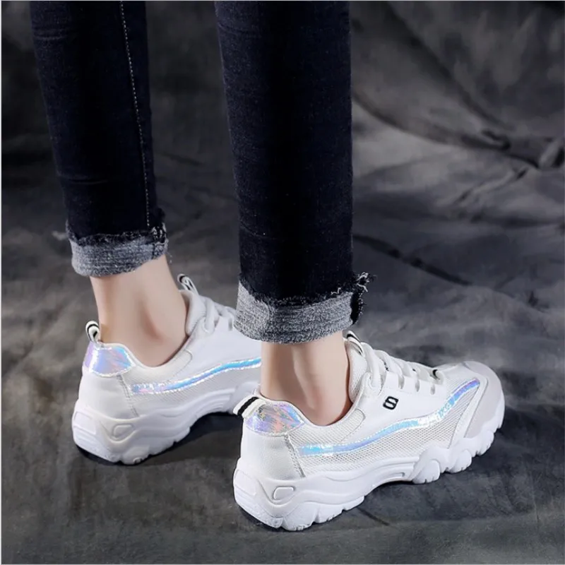 Женская обувь белые кроссовки на платформе в стиле ретро дышащие сетчатые осень