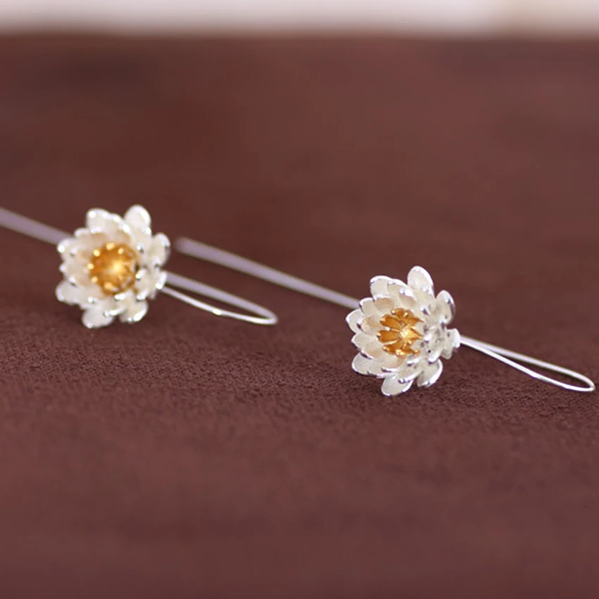 

Daisies 925 Sterling Silver Elegant Golden Lotus Flower Stud Earring for Women Girls Kid Statement Jewelry Pendientes Brincos