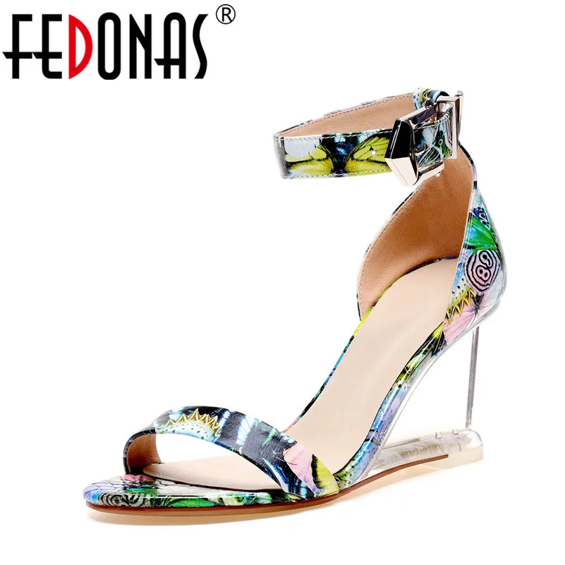 Женские летние сандалии FEDONAS на высоком каблуке из натуральной кожи с принтом |