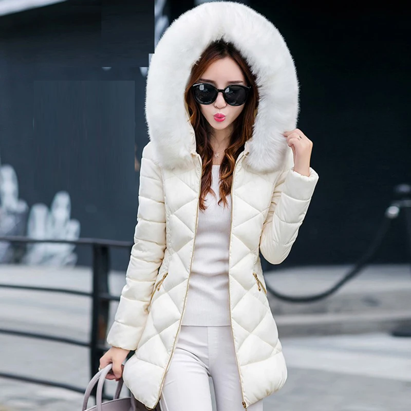 Женское утепленное пальто с капюшоном и большим искусственным воротником