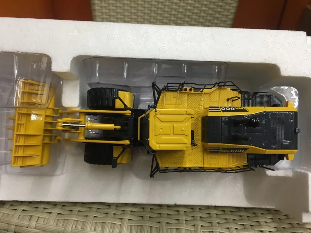 Универсальный Hobbies Комацу модель колесного загрузчика UH8127 1/50 литая под давлением